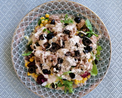 Salade de thon, maïs et olives